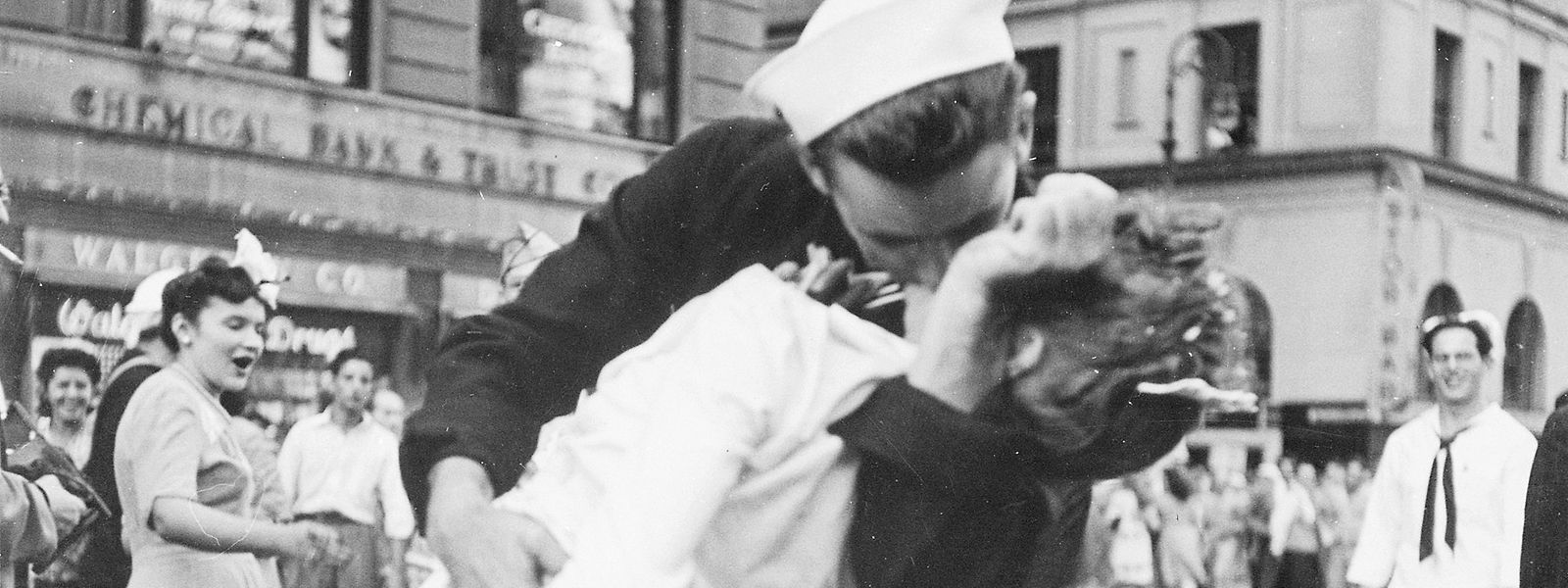 Alfred Eisenstaedt war nicht der einzige Fotograf, der den Kuss ablichtete - dieses Bild zeigt die Aktion aus einer anderen Perspektive. 