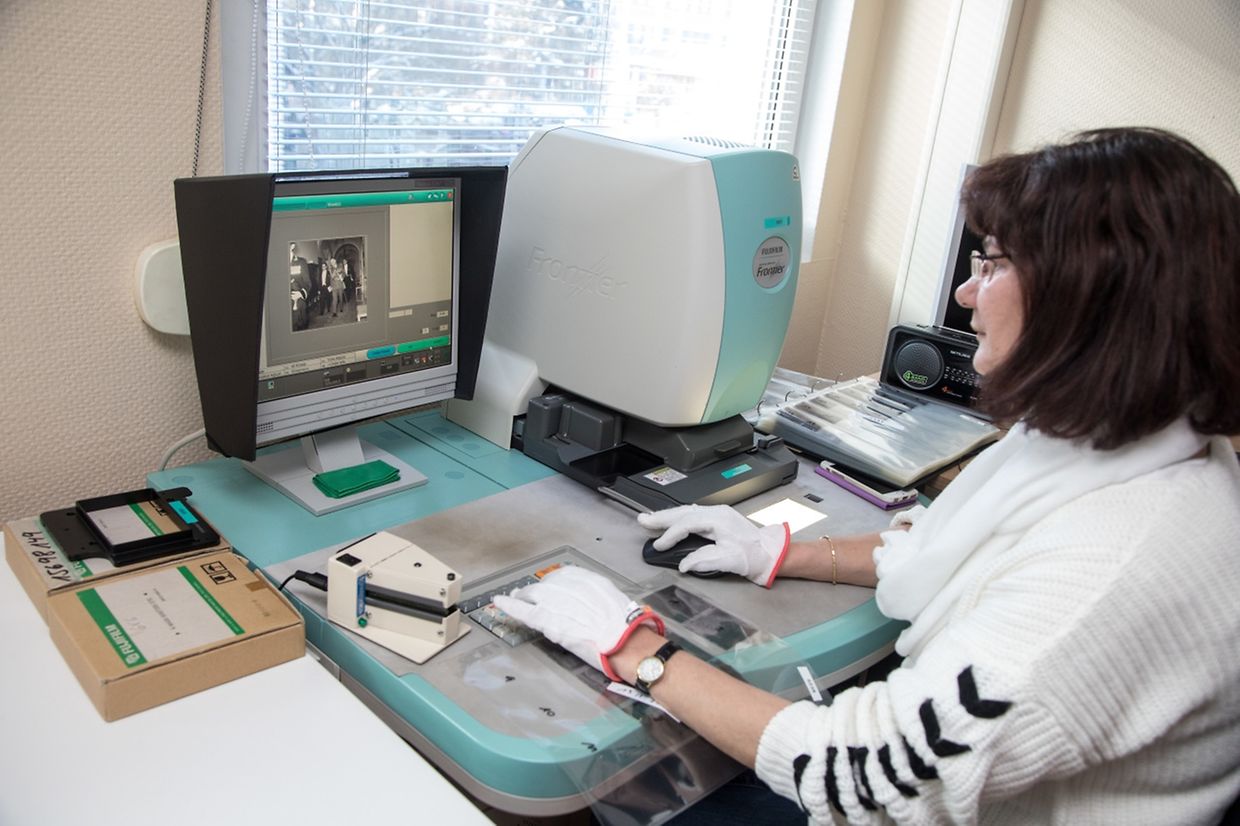 Tous les négatifs ou images sont scannés petit à petit et numérisés
