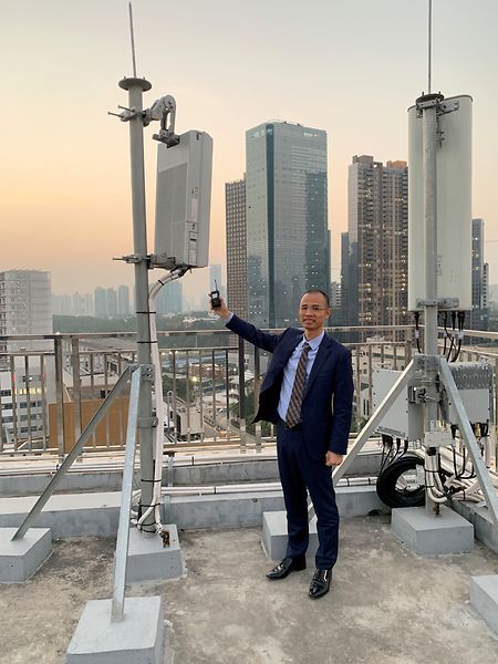 Ein Mitarbeiter des chinesischen Mobilfunkbetreibers China Telecom zeigt eine Basis-Station von Huawei für das neue 5G-Netzwerk. China treibt den Ausbau des neuen Mobilfunkstandards massiv voran. 