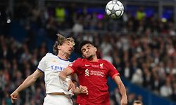 TOPSHOT - Real Madrid's Croatian midfielder Luka Modric (L) vies with Liverpool's Colombian midfielder Luis Diaz (R) during the UEFA Champions League final football match between Liverpool and Real Madrid at the Stade de France in Saint-Denis, north of Paris, on May 28, 2022. (Photo by FRANCK FIFE / AFP)