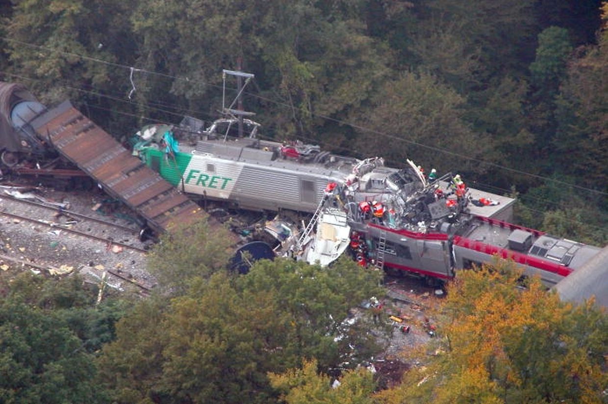Les deux engins se percutent et le train luxembourgeois s'encastre sous le train français. Les wagons du train de fret sont projetés hors des rails dans la forêt et se couchent sur le flanc. 