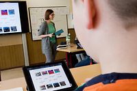 ARCHIV - 07.03.2019, Niedersachsen, Gehrden: Schüler einer 5. Klasse lernen mit iPads im Englischunterricht an der Oberschule Gehrden in der Region Hannover. Niedersachsens Kultusminister Tonne (SPD) übergibt am 17.01.2020 in Helmstedt die ersten Bewilligungsbescheide aus dem Digitalpakt Schule. Foto: Julian Stratenschulte/dpa +++ dpa-Bildfunk +++