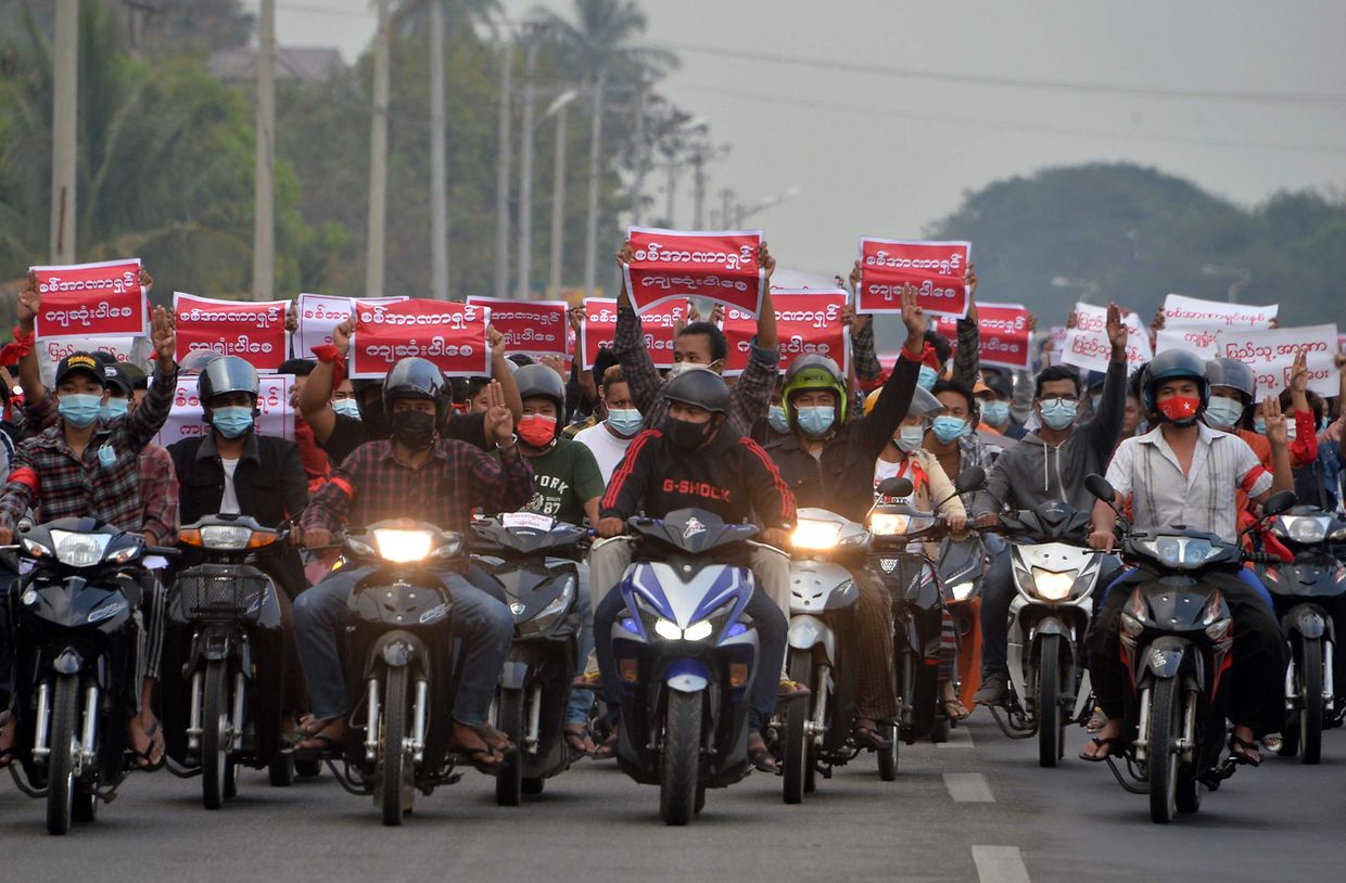 Zehntausende Demonstranten haben nach Berichten von Augenzeugen am Sonntag auf den Straßen Myanmars gegen den Militärputsch protestiert und die Freilassung der entmachteten Regierungschefin Aung San Suu Kyi gefordert.