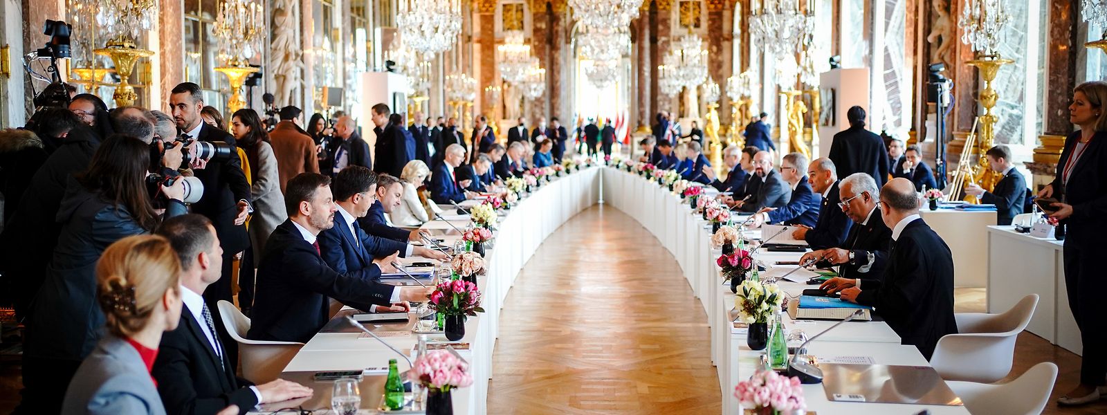 Os Chefes de Estado e de Governo da União Europeia UE sentam-se juntos numa reunião informal de dois dias no Palácio de Versalhes. 