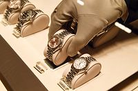 ARCHIV - Zum Themendienst-Bericht von Philipp Laage vom 9. Dezember 2020: Rolex-Uhren in einem Kaufhaus in München - viele Modelle des Herstellers sind so begehrt, dass es lange Wartelisten gibt. Foto: Felix Hörhager/dpa/dpa-tmn - Honorarfrei nur für Bezieher des dpa-Themendienstes +++ dpa-Themendienst +++
