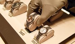 ARCHIV - Zum Themendienst-Bericht von Philipp Laage vom 9. Dezember 2020: Rolex-Uhren in einem Kaufhaus in München - viele Modelle des Herstellers sind so begehrt, dass es lange Wartelisten gibt. Foto: Felix Hörhager/dpa/dpa-tmn - Honorarfrei nur für Bezieher des dpa-Themendienstes +++ dpa-Themendienst +++