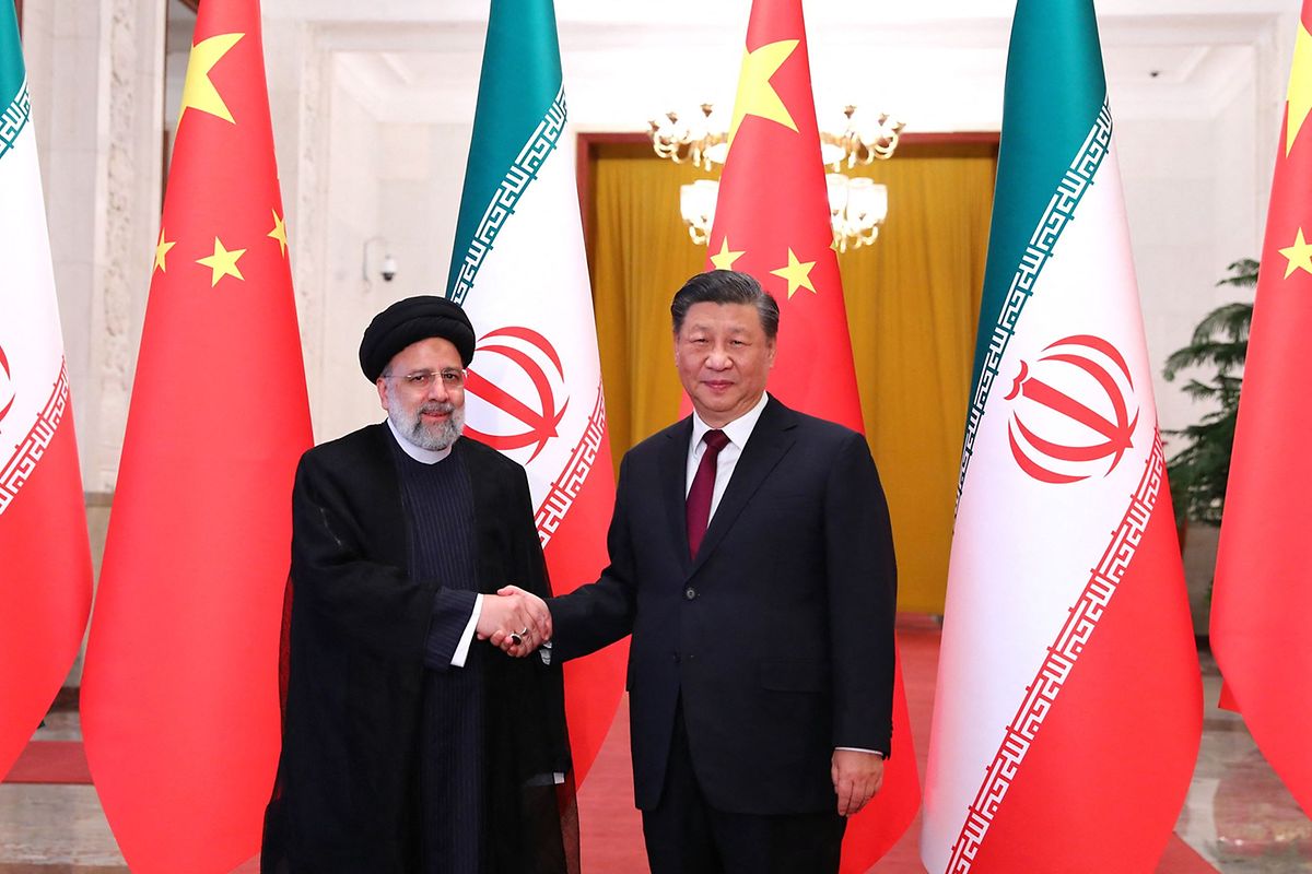 Xi Jinping (r.) und Ebrahim Raisi könnten Interesse an einer Russland-China-Iran-Achse haben, behaupten westliche Beobachter in Peking. 