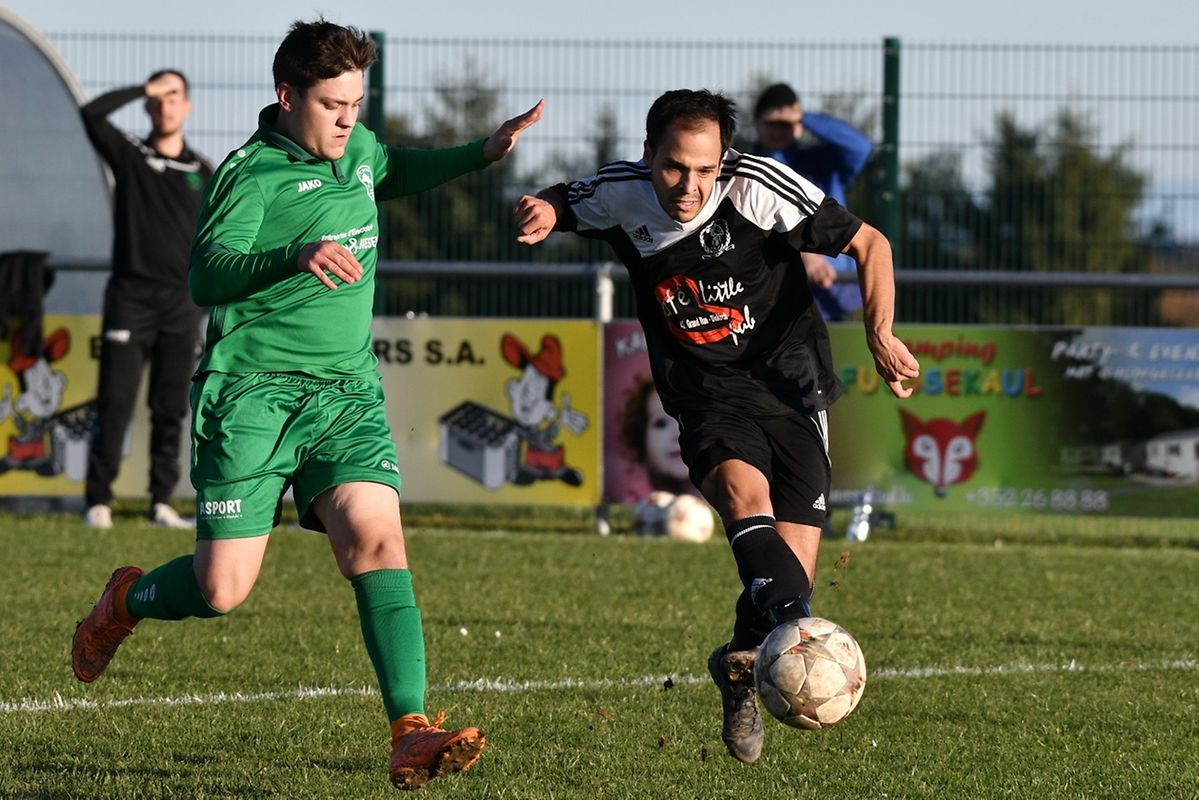 Mikael Pereira (Heiderscheid-Eschdorf, en vert) arrive en retard sur Kevin Teixeira (Gilsdorf)