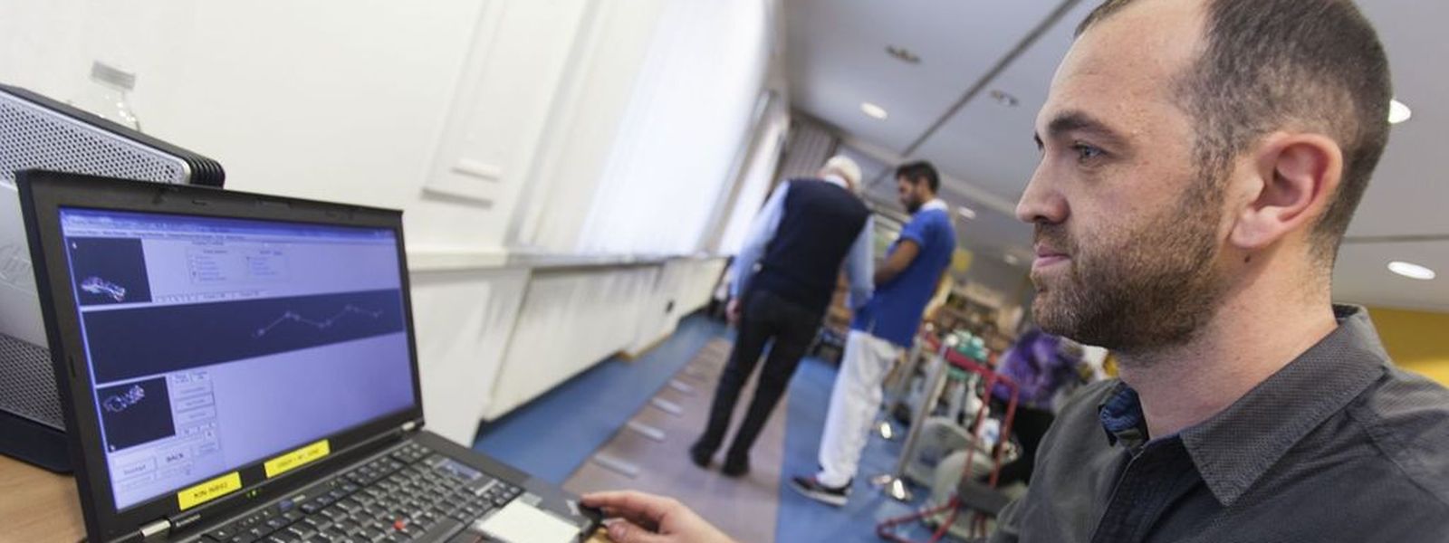 Grâce à un système électronique relié à un tapis de marche long de six mètres, Jean-Paul Steinmetz peut analyser les mouvements de marche et les comparer avec ce qui se passe dans le cerveau de la personne qui se trouve sur le tapis.