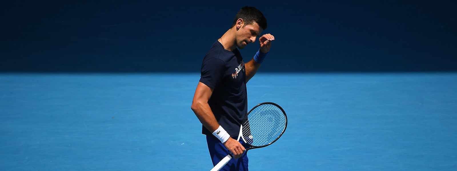 Trainieren darf er schon mal: Novak Djokovic auf einem Trainingsplatz der Australian Open. Ob er in Australien bleiben darf, ist dagegen fraglich.