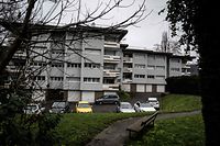 O prédio onde foram descobertos os corpos dos bebés, pela polícia, na cidade de Salle nos Alpes franceses.