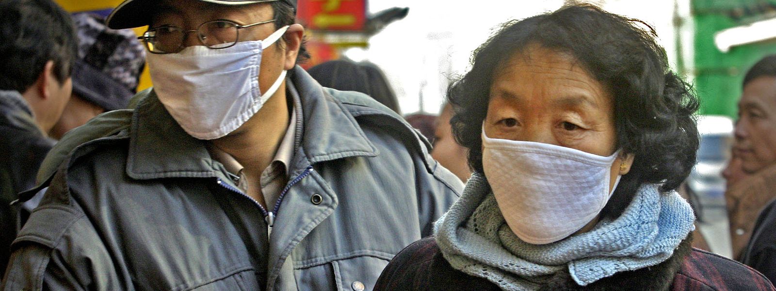 Archivfoto von 2003: Passanten auf den Straßen von Peking auf der Höhe der Sars-Pandemie.