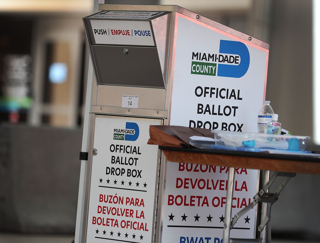 Miami, Florida: In solchen gesicherten Containern können Wähler ihre Stimmzettel zur Briefwahl einwerfen. Es gibt auch die Option, die Stimmzettel per Post zu verschicken.