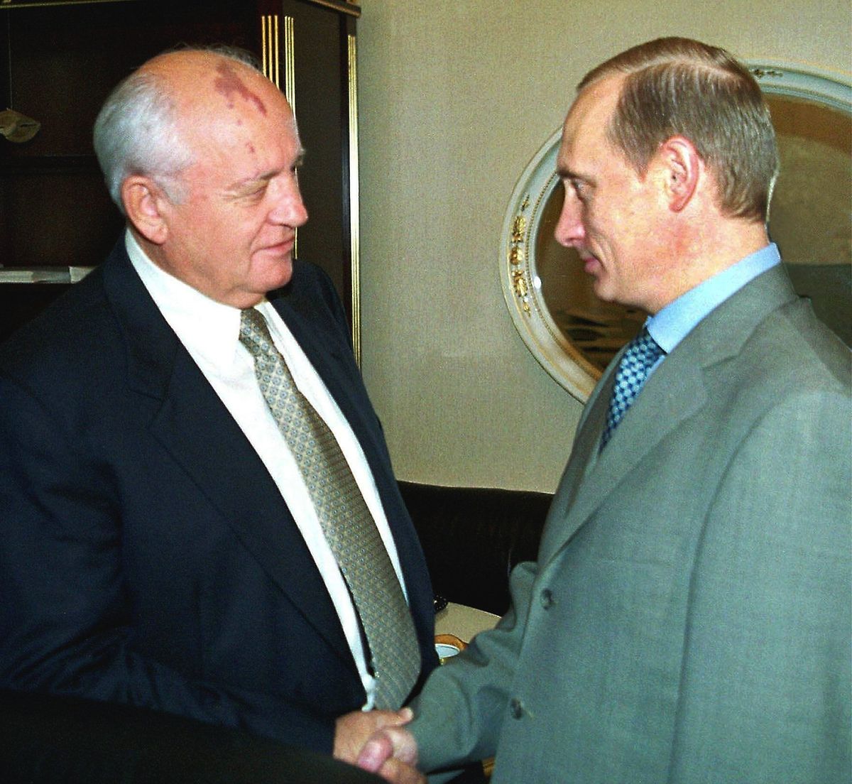 Gorbatschow kritisierte mehrfach die Politik des aktuellen Präsidenten Putin. Das Bild zeigt die beiden Politiker im Jahr 2000.