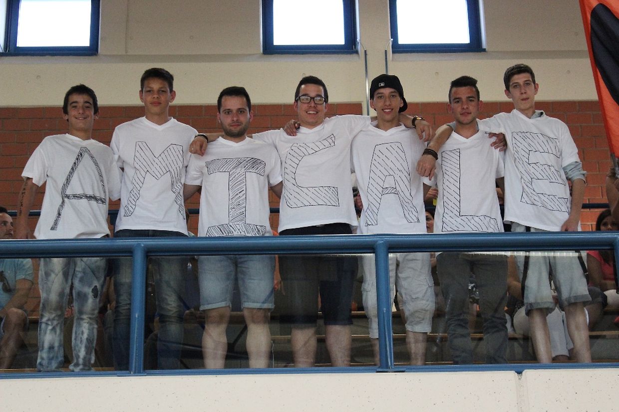 Jovens sa claque da Amicale com o nome da equipa nas camisolas