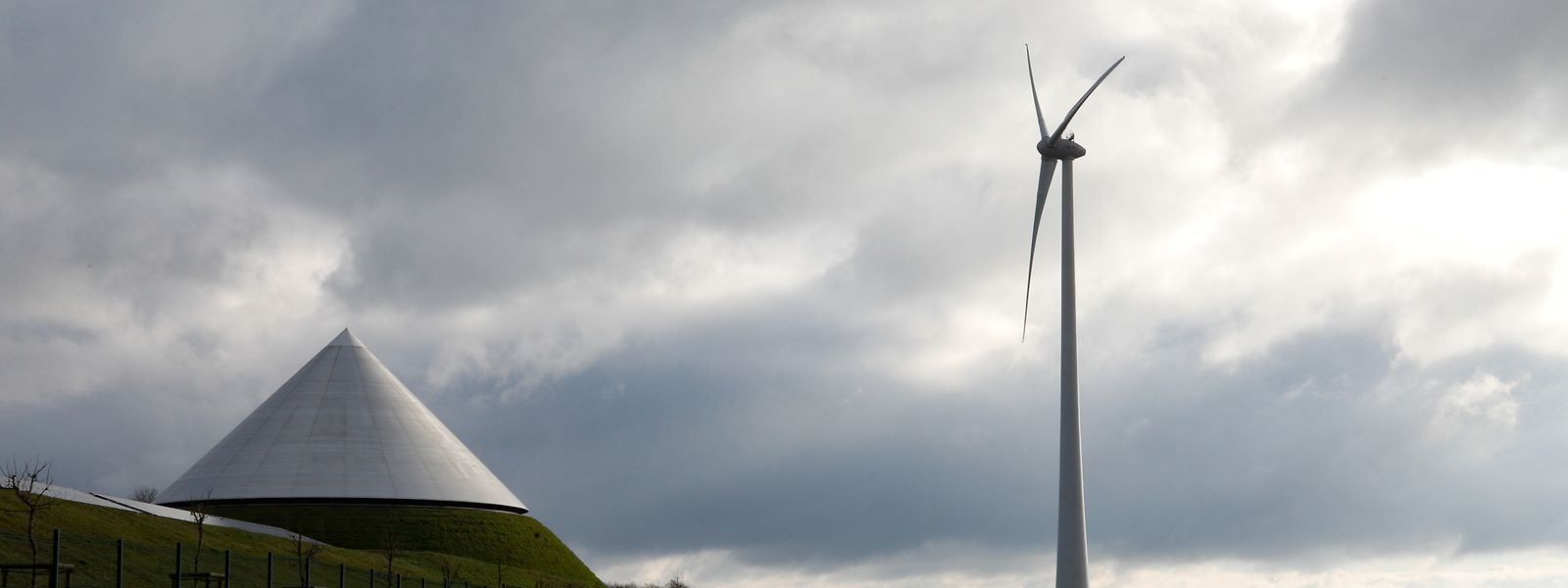 Mit ihren Rotorblättern erreichen die beiden Anlagen in Nähe des Wasserreservoirs Rebierg eine Höhe von 206,5 Metern. 