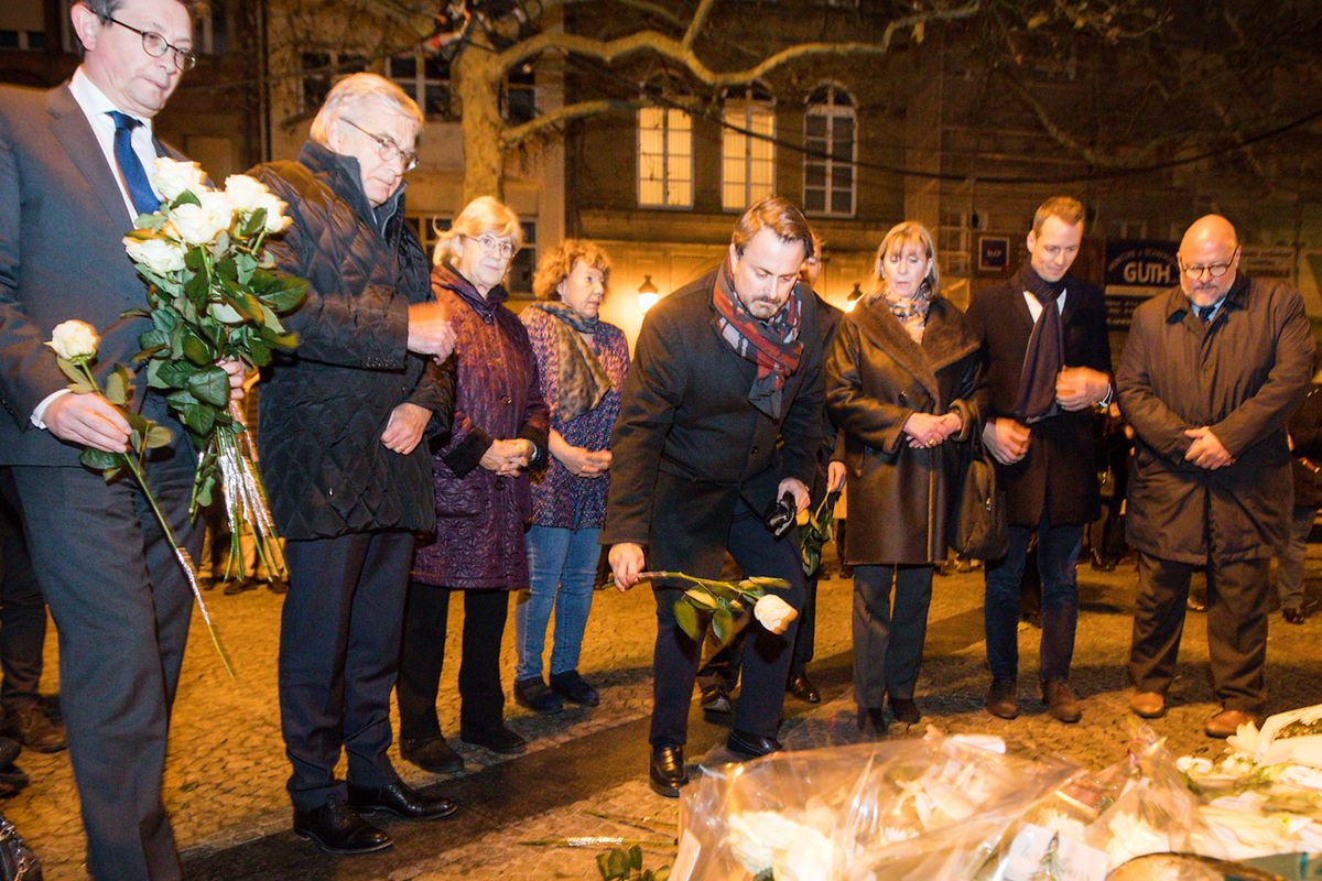 Lundi soir, le Premier ministre Xavier Bettel a rejoint les élus de la capitale et les forains du Marché pour rendre un hommage à la jeune victime de la chute du morceau de glace.