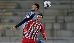 Moenchengladbach's Algerian defender Ramy Bensebaini (L) and Freiburg's German defender Robin Koch both jump to head the ball during the German first division Bundesliga football match SC Freiburg v Borussia Moenchengladbach on June 5, 2020 in Freiburg, south-western Germany. (Photo by Ronald WITTEK / POOL / AFP) / DFL REGULATIONS PROHIBIT ANY USE OF PHOTOGRAPHS AS IMAGE SEQUENCES AND/OR QUASI-VIDEO