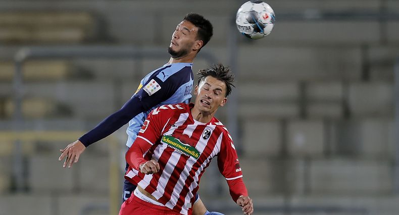 Moenchengladbach's Algerian defender Ramy Bensebaini (L) and Freiburg's German defender Robin Koch both jump to head the ball during the German first division Bundesliga football match SC Freiburg v Borussia Moenchengladbach on June 5, 2020 in Freiburg, south-western Germany. (Photo by Ronald WITTEK / POOL / AFP) / DFL REGULATIONS PROHIBIT ANY USE OF PHOTOGRAPHS AS IMAGE SEQUENCES AND/OR QUASI-VIDEO