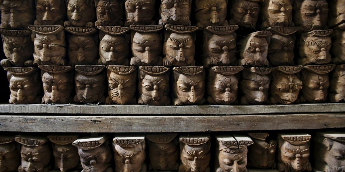 Holzskulpturen von einem Tempel, der bei dem Erdbeben zusammenstürzte.