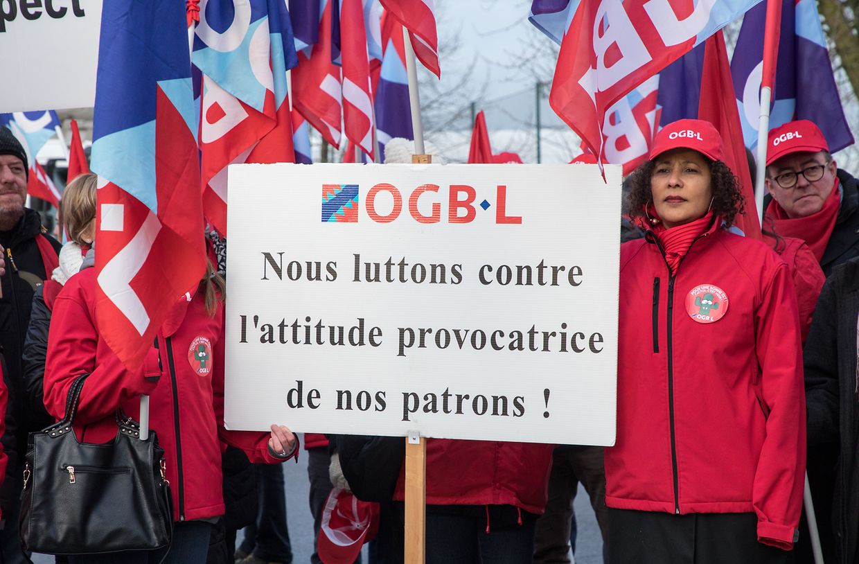 Mitglieder der beiden Gewerkschaften OGBL und LCGB streiken vor der Cactus-Zentrale in Windhof. 