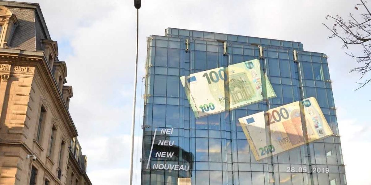 Ab dem 28. Mai gibt es die neuen 100- und 200-Euro-Scheine für die Geldbörse. Vorher können sie an der  Fassade der Luxemburger Zentralbank am Boulevard Royal bestaunt werden.