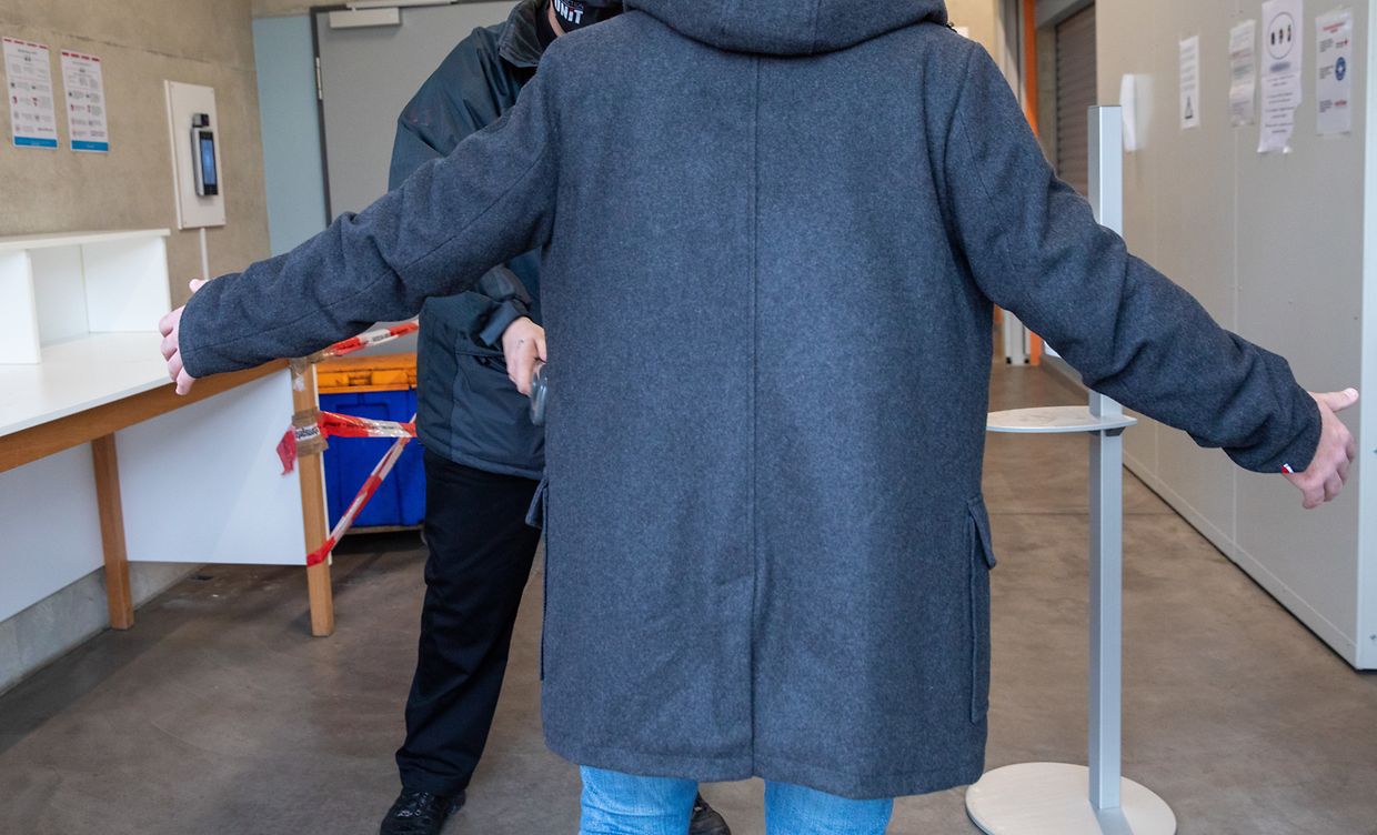 A l'entrée du bâtiment, les vigiles vérifient que personne ne porte de couteau ou autre objet pouvant mettre à mal la sécurité des bénéficiaires et bénévoles.