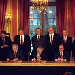 Das Abkommens von Dayton, das am 21. November 1995 in der Wright-Patterson Air Force Base bei Dayton (Ohio) paraphiert worden war, wird am 14. Dezember 1995 im Pariser Außenministerium unterzeichnet. Der serbische Präsident Slobodan Milosevic, der kroatische Präsident Franjo Tudjman und der bosnisch-herzegowinische Präsident Alija Izetbegovic leisten dabei ihre Unterschrift, während die Präsidenten und/oder Regierungschefs Felipe Gonzales (Spanien), Bill Clinton (USA), Jacques Chirac (Frankreich), Helmut Kohl (Deutschland), John Major (Großbritannien), und Wiktor Tschernomyrdin (Russland) der Zeremonie zuschauen (v.l.n.r.). 
