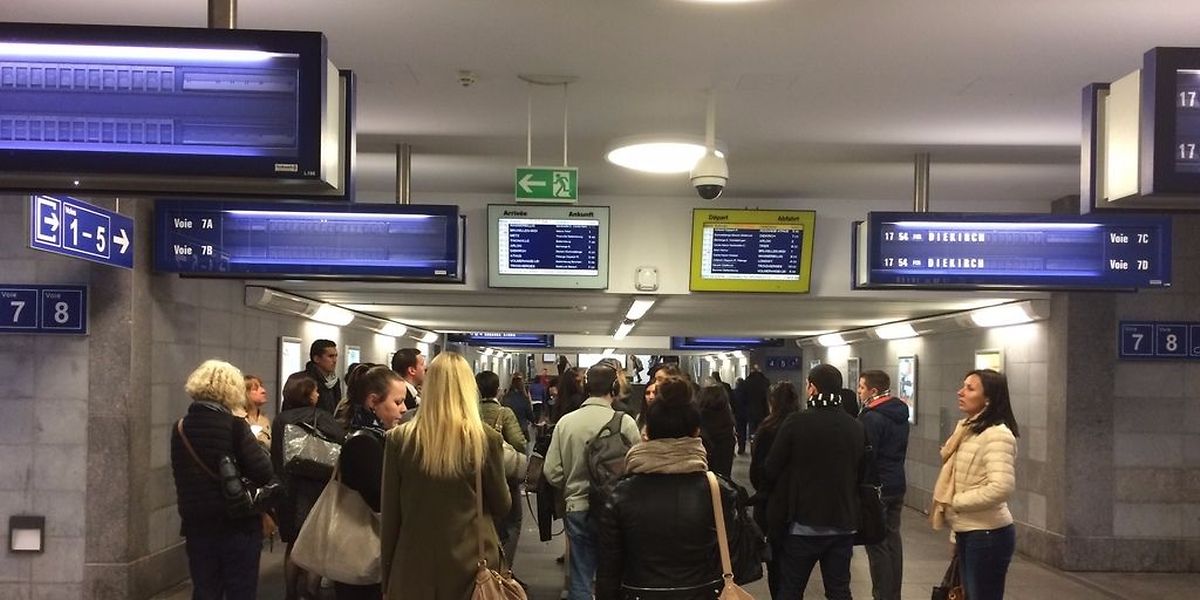 Les frontaliers attendent des informations en gare de Luxembourg.