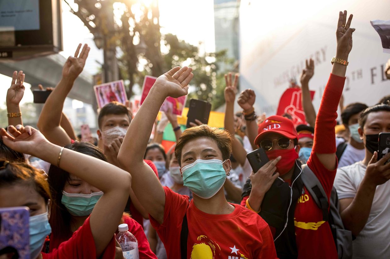Zehntausende Demonstranten haben nach Berichten von Augenzeugen am Sonntag auf den Straßen Myanmars gegen den Militärputsch protestiert und die Freilassung der entmachteten Regierungschefin Aung San Suu Kyi gefordert.