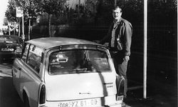 Andreas Holz vor seinem Trabi, der damit vor 25 Jahren nach Luxemburg gereist war.