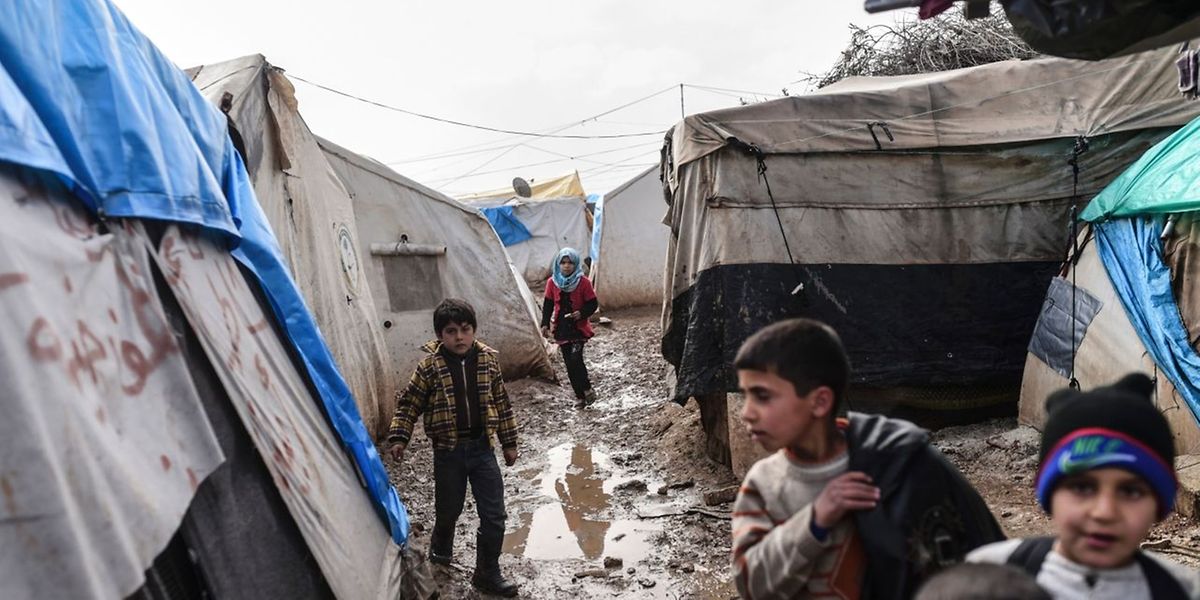 Flüchtlingskinder in einem provisorischen Camp im syrischen Asas nahe der Grenze zur Türkei.