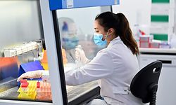 A laboratory technician uses a pipette device to process samples to test for the novel coronavirus Covid-19, at Biogroup Laboratory's lab in west London on January 21, 2021. - Biogroup, a French medical screening group have set up shop in London with the intention of giving private clients rapid Covid-19 tests. (Photo by JUSTIN TALLIS / AFP)