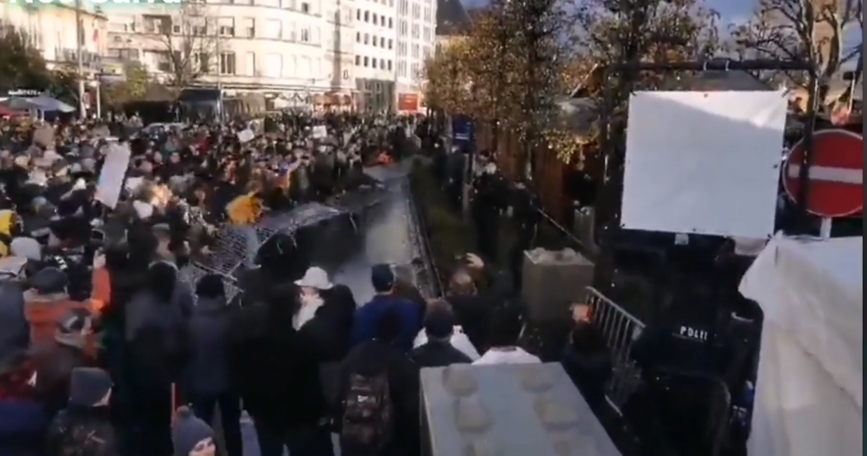 Les manifestants ont arraché des barrières du marché de Noël de la place de la Constitution.  