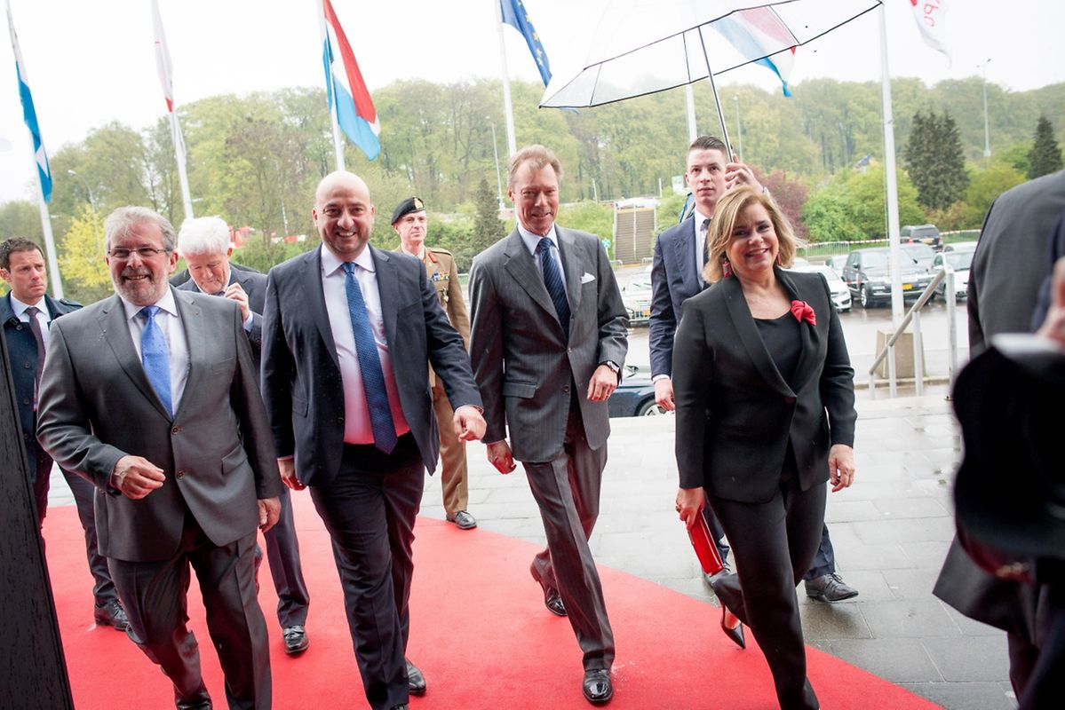 Auf dem Weg zu den Ausstellern: Das großherzogliche Paar auf Stippvisite auf der Frühjahrsmesse. 