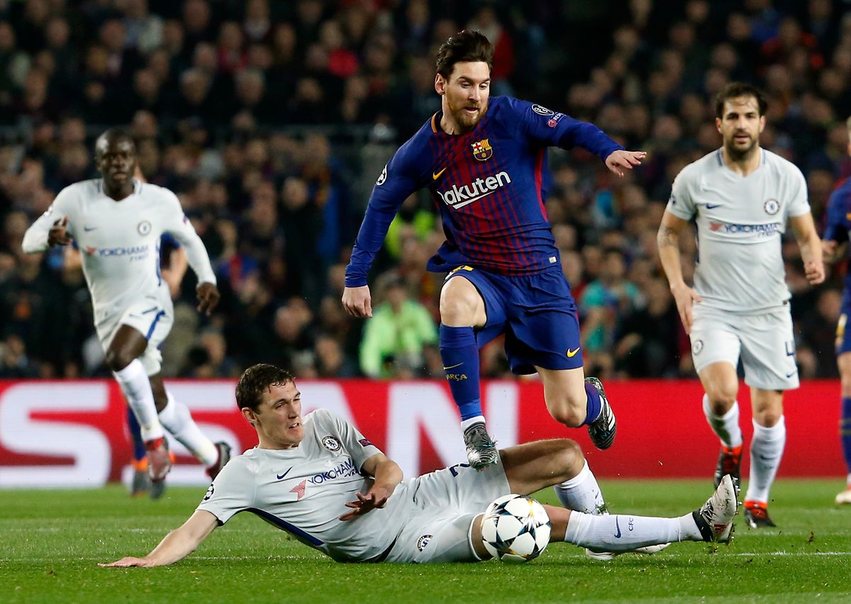 Le défenseur espagnol de Chelsea Cesar Azpilicueta (au sol) est complètement dépassé par Lionel Messi