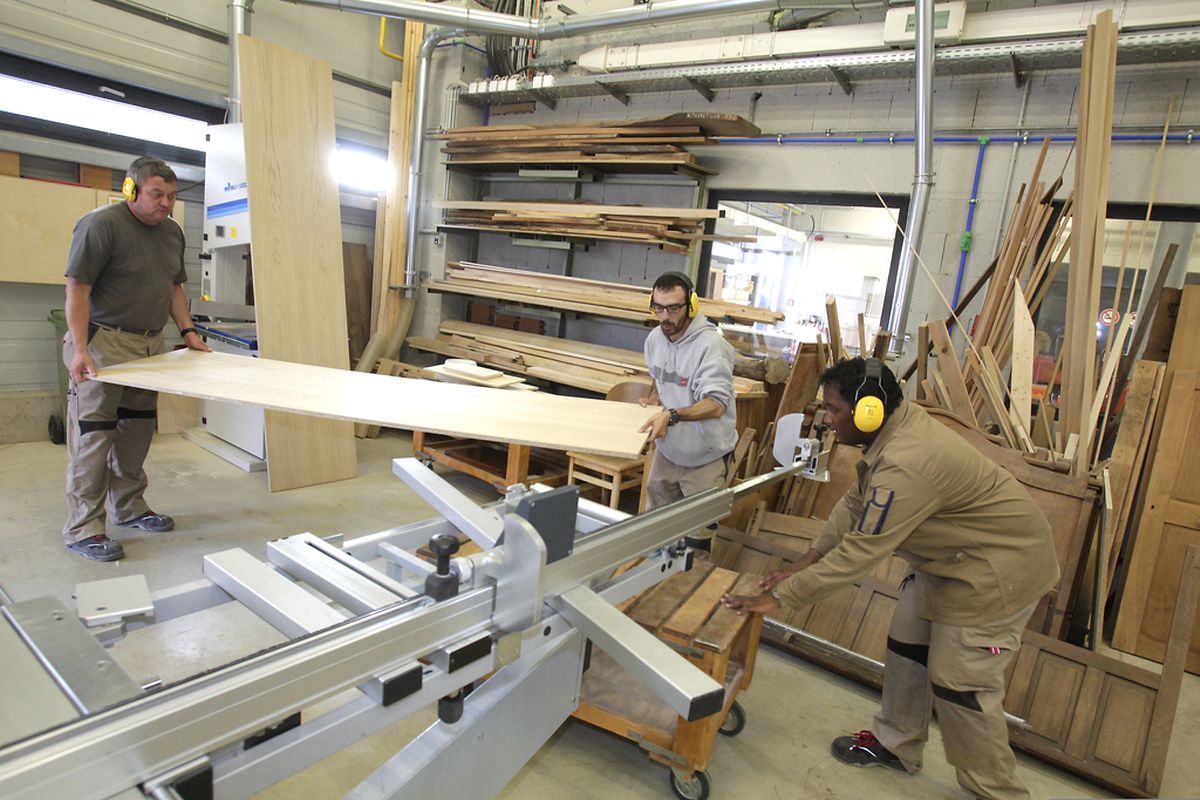 Schreinermeister Christof Niskowski mit seinen Leuten bei der Arbeit.