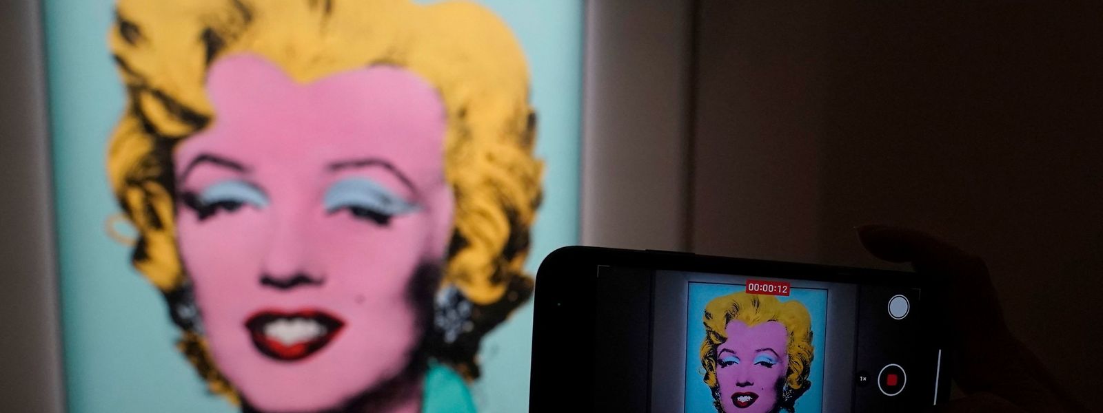 Selon plusieurs spécialistes des enchères présents sur place, l’offre d’achat du portrait de Marilyn Monroe est venue du marchand d'art américain Larry Gagosian.
