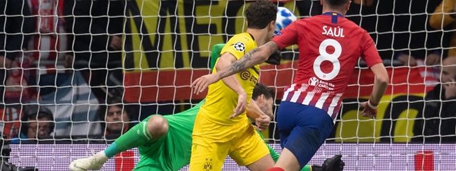 Saul Niguez trompe Roman Bürki sous le regard de Thomas Delaney. L'Atlético s'est relancé.