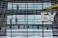 EY, in 150 Ländern aktiv, ist eines der großen Wirtschaftsprüfungs- und Beratungsunternehmen und beschäftigt in Luxemburg 1.700 Mitarbeiter. 