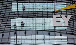 EY, in 150 Ländern aktiv, ist eines der großen Wirtschaftsprüfungs- und Beratungsunternehmen und beschäftigt in Luxemburg 1.700 Mitarbeiter. 