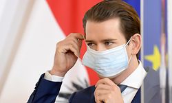 dpatopbilder - 14.04.2020, Österreich, Wien: Sebastian Kurz (ÖVP), Bundeskanzler von Österreich, rückt seinen Mundschutz während einer Pressekonferenz im Bundeskanzleramt zurecht. Foto: Roland Schlager/APA/dpa +++ dpa-Bildfunk +++