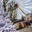 Auf der Place de la Constitution bildet das Riesenrad das Herzstück des Weihnachtsmarktes.