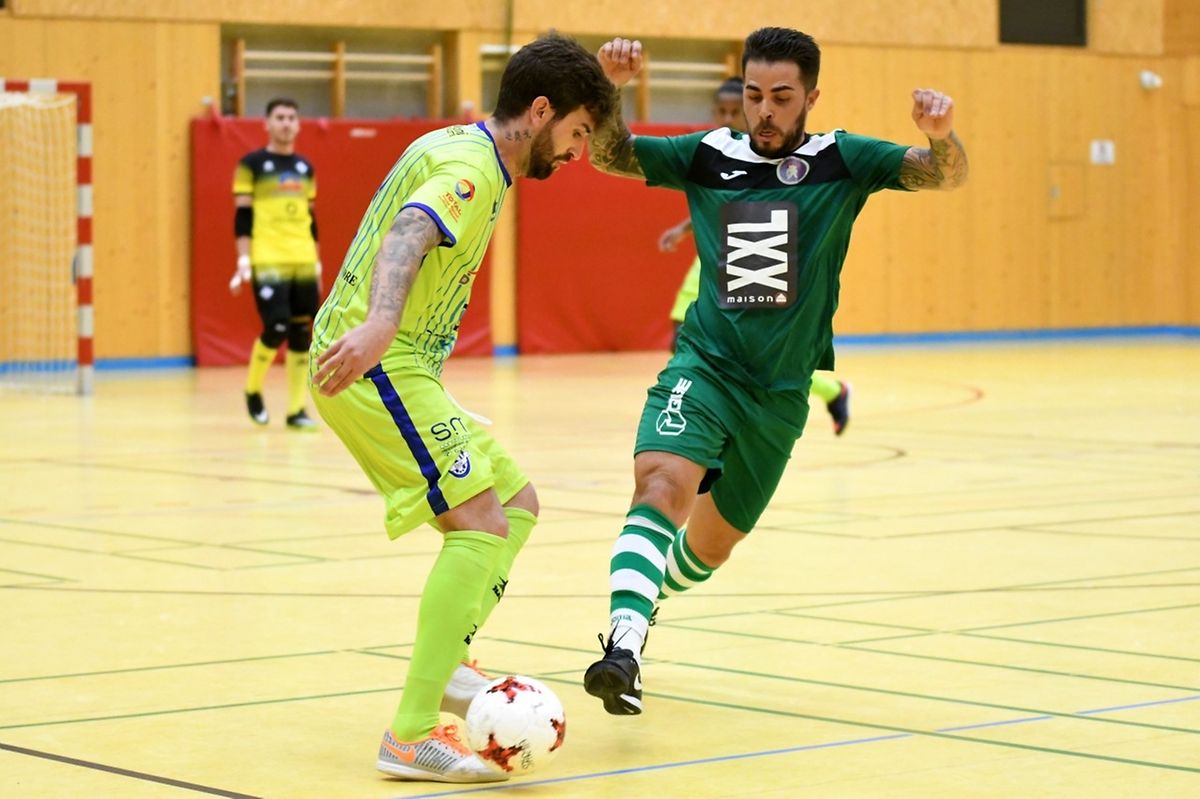 Micael Monteiro da Fonseca (à dr., en vert) du Sparta Dudelange, tente de contrer Diogo Pereira (US Esch)