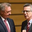 Der luxemburgische Außenminister Jean Asselborn im Gespräch mit dem deutschen Innenminister Thomas de Maizière (r.).