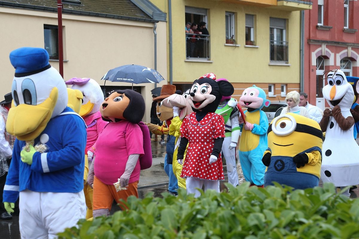 Am Sonntag sind die Karnevalisten durch die Straßen von Schifflingen gezogen. 