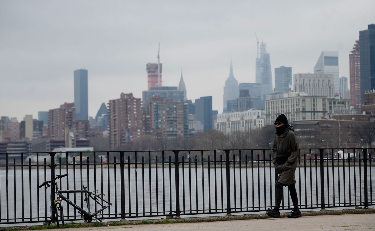 Die Manhattan-Skyline am 30. März. Die Stadt New York ist von der Corona-Krise derzeit besonders stark betroffen.