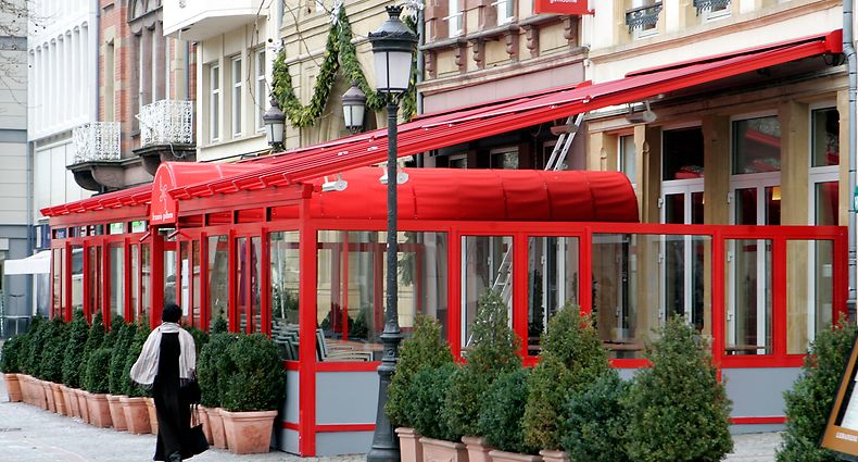 6.1. Knuedler / Baustopp Veranda Brasserie Guillaume foto. Guy Jallay 