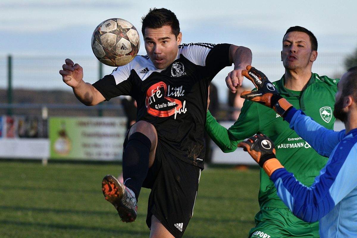 Bruno Valadares (Gilsdorf, en noir) se montre mençant pour Eric Colombera, le gardien de but d'Heiderscheid-Eschdorf
