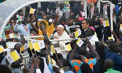 Pope Francis (C) waves as he arrives by popemobile for the holy mass at the John Garang Mausoleum in Juba, South Sudan, on February 5, 2023. - Pope Francis wraps up his pilgrimage to South Sudan with an open-air mass on February 5, 2023 after urging its leaders to focus on bringing peace to the fragile country torn apart by violence and poverty. The three-day trip is the first papal visit to the largely Christian country since it achieved independence from Sudan in 2011 and plunged into a civil war that killed nearly 400,000 people. (Photo by Simon MAINA / AFP)